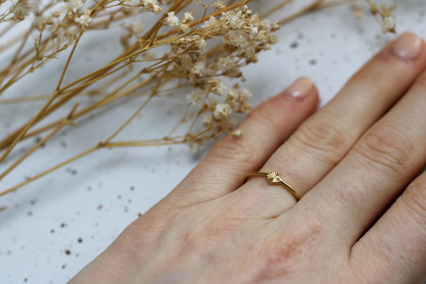 Elegant golden ring